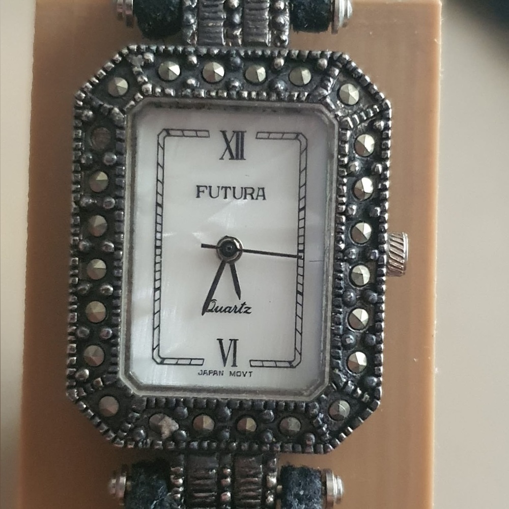 🦋10/$20🦋 Vtg Futura Quartz  Black/MOP Marcasite Accents Leather Women's Watch
